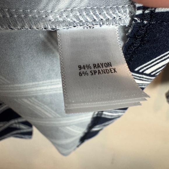 ST. JOHN Geometric Lattice Top with Button Sleeve Detail - Picture 10 of 12